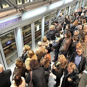 I torinesi si spostano meno in auto e scelgono di andare a piedi o  in bici 