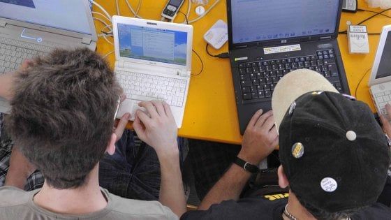 Pedofilia, adescava minori via Skype fingendosi una donna: arrestato un postino di Bari