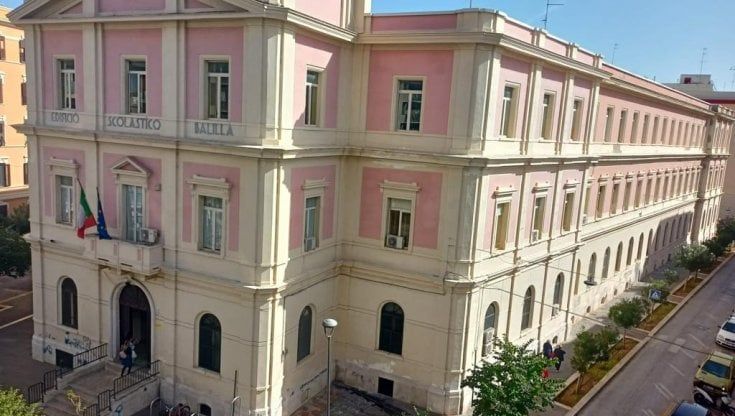 Bari, volontari e famiglie ripuliscono il Balilla: operazione anti vandali nella piazza di Madonnella. "Serve l'aiuto di tutti"