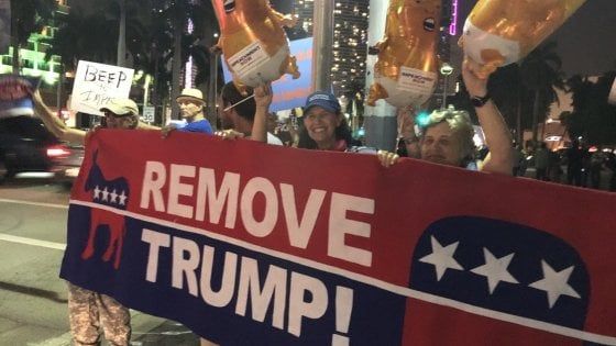 Usa, Trump: i sostenitori dell'impeachment nelle piazze alla vigilia del voto. E la protesta rimbalza sui social
