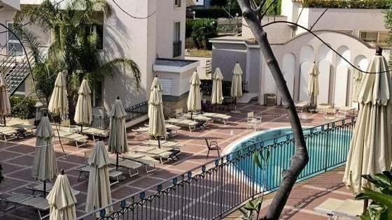 Ragazzina morta in piscina hotel a Sperlonga: in tre a processo. "L'aspiratore non funzionava e la risucchiò"