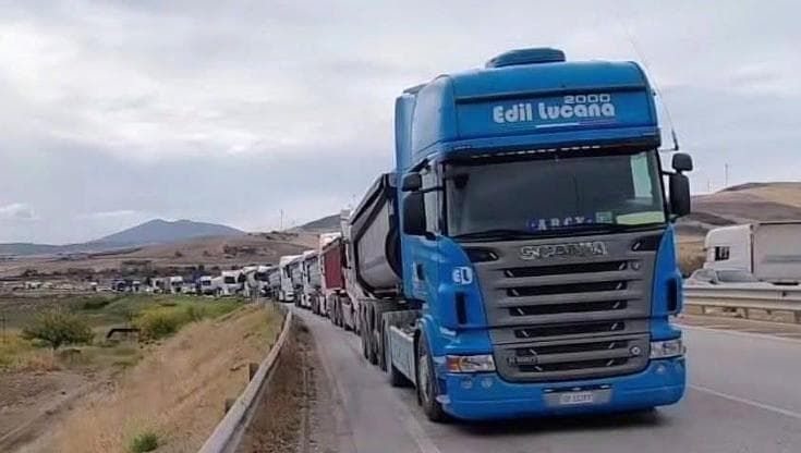 Puglia, autotrasportatori danno fiducia a Salvini: tregua parziale, scaffali dei supermercati salvi