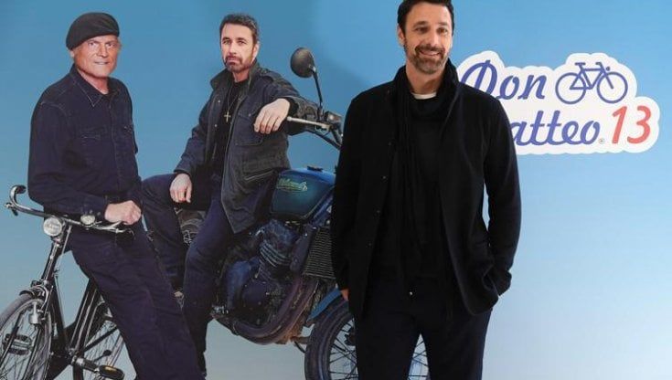 Don Matteo, addio alla bici. Raoul Bova in sella a una Triumph Legend TT nella nuova serie 