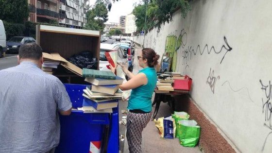 Bari, centinaia di libri gettati nei cassonetti: la mobilitazione social salva i volumi