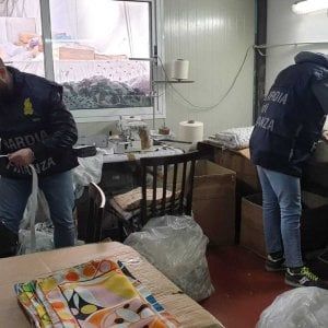 Torino, venivano venduti come capi in pura lana vergine ma erano in acrilico: sequestrati 25mila abiti