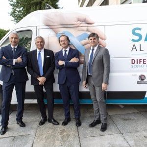 Torino, parte da via Roma il tour in giro per l'Italia per insegnare ai maschi a curarsi