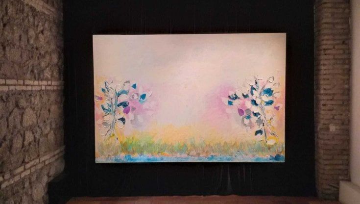 Giancarlo Limoni, i fiori nonostante la neve: un dipinto in mostra come fosse in teatro