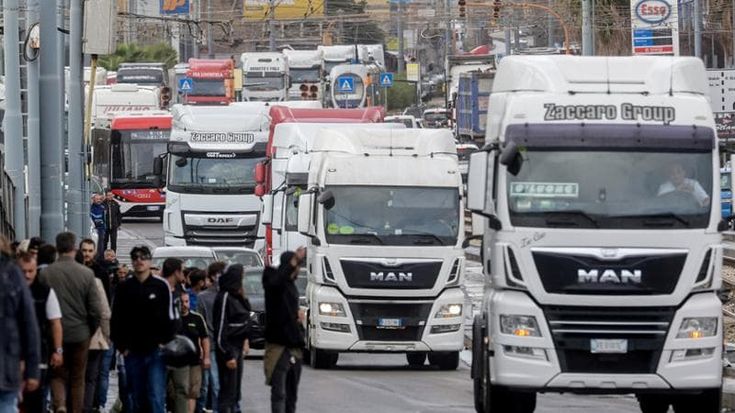 L’Italia bloccata dai tir che si è rimangiata la cura del ferro