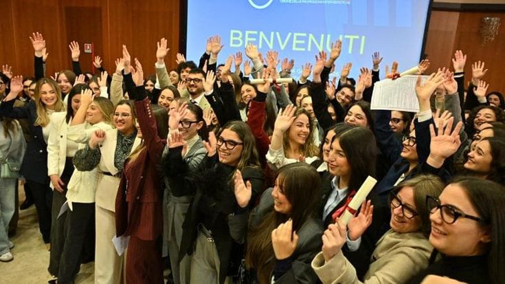 Napoli, giurano 600 giovani infermieri. “Costretti ad andare al Nord, ma vorremmo lavorare qui”