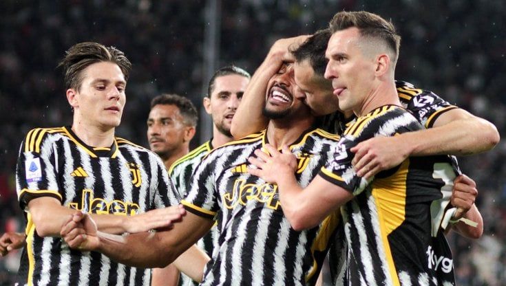 La Juve si allena davanti ai tifosi. Applausi per Allegri, si ferma anche Kean
