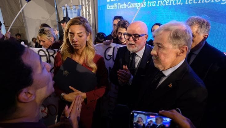Università di Genova, gli studenti occupano il palco dell’aula magna. Salta il convegno Video