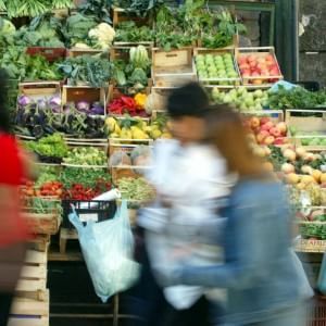 Siglato il nuovo contratto del commercio: aumento da 85 euro per 3 mln di lavoratori