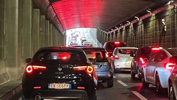 Lunghe file nel metrò e in strada, taxi introvabili. Verdone in ritardo all'Oval: "Ci ho messo un'ora e 20 per arrivare"