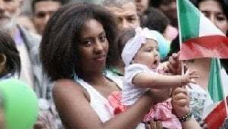 La Consulta: i migranti sposati con italiani hanno diritto alla cittadinanza anche se il coniuge muore 