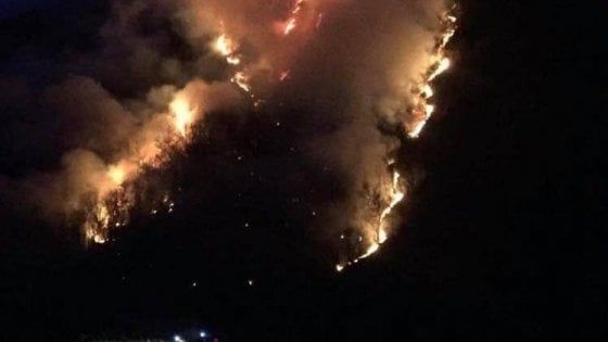 Bruciano ancora le montagne di Varese: a fuoco i boschi in Valganna