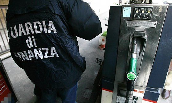 Distributori di benzina in città: Guariniello dispone controlli a tappeto
