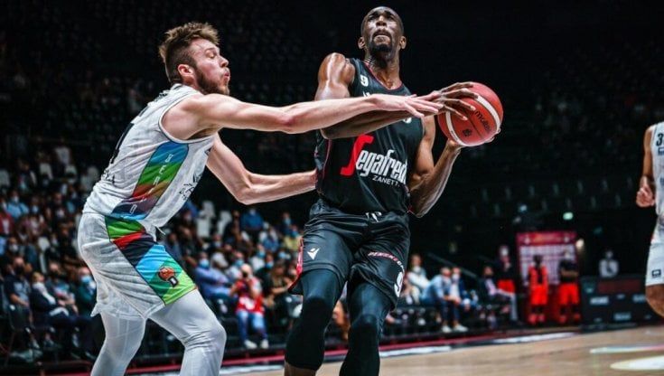 Supercoppa, Virtus in semifinale. Udoh, ginocchio rotto e stagione finita