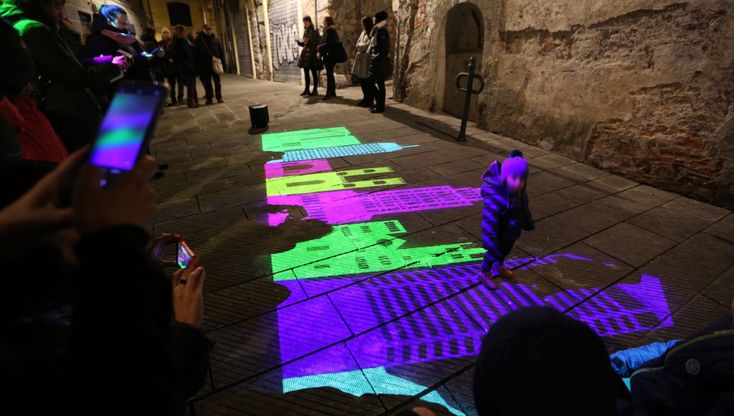 Genova, disegni di luce nelle piazze del centro storico  