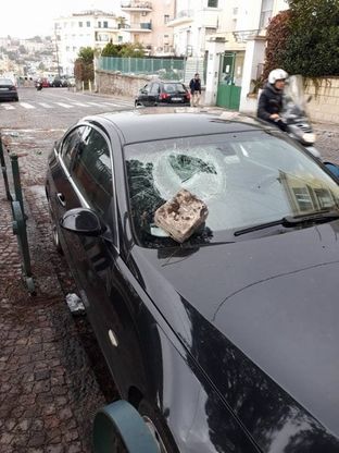 Movida in via Falcone auto danneggiate nella notte
