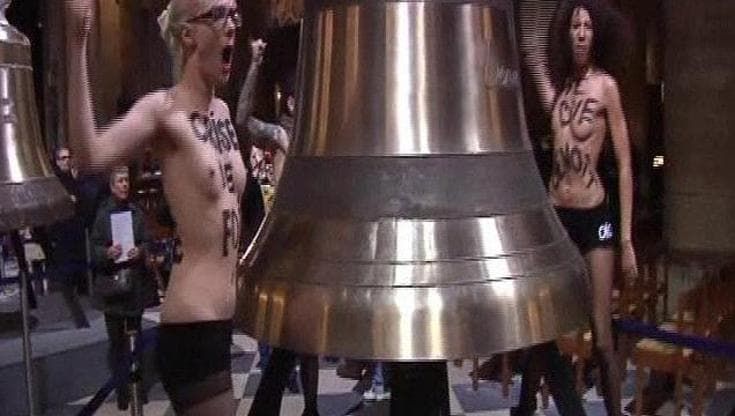 Parigi: le Femen festeggiano le dimissioni del Papa