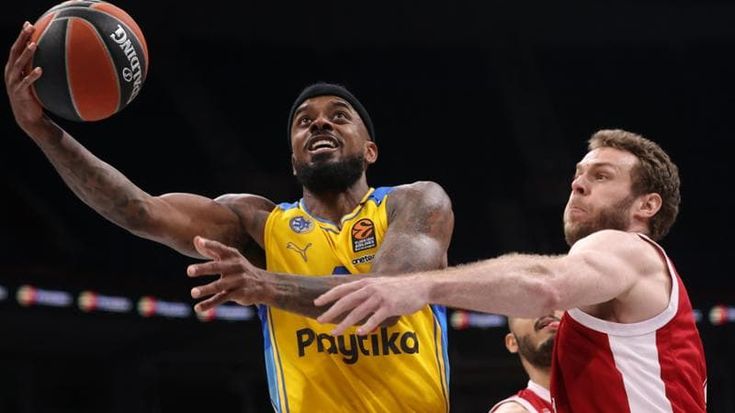 Eurolega, l’Efes batte la Stella Rossa ed elimina Milano dalla corsa per il play-in. Olimpia ko con il Maccabi