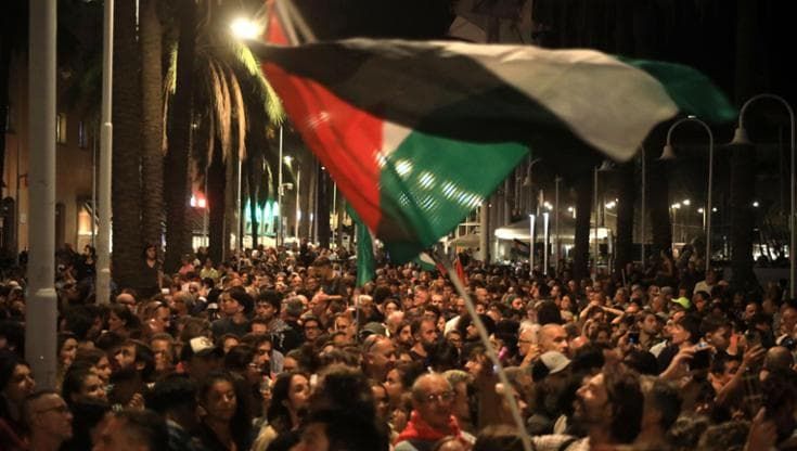 Fiaccolata per Gaza, l’arrivo a Matteotti, tutti insieme alla veglia in cattedrale