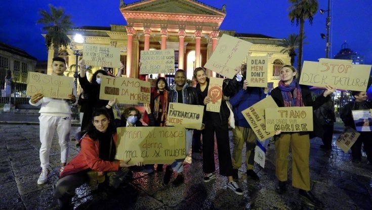 25 Novembre, anche gli uomini in piazza contro la violenza di genere. "Soffoca anche noi"