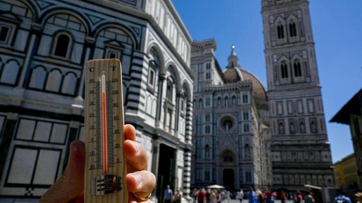Primi malori per il caldo a Firenze sfiorati i 40°, esteso il codice rosso