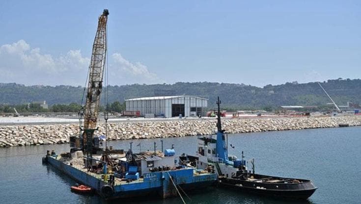 Bagnoli, i comitati bloccano i camion. Ma il sindaco: “Bonifica corretta. Monitoraggio sofisticato”