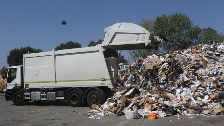 Rifiuti, arrivano i rincari e i sindaci si dividono