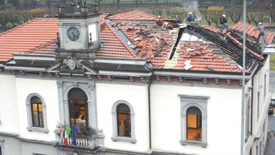 San Pellegrino Terme, a fuoco il municipio: danni ingenti, chiuso per ore il centro del paese