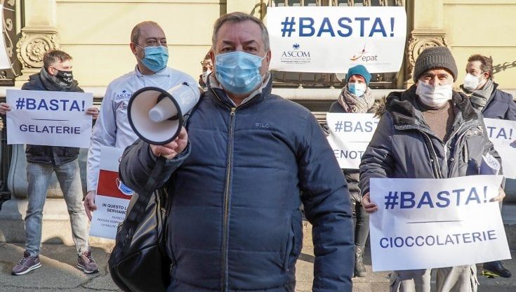 "Non siamo untori, vaccinateci e fateci riaprire": l'urlo dei commercianti (e non solo) in strada a Torino