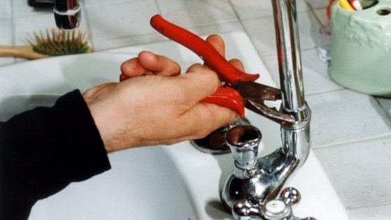 "Il suo è un mestiere senza crisi": la Cassazione ordina all'idraulico di pagare l'assegno alla ex