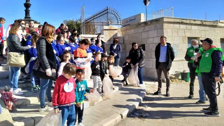 Bari, i bambini ripuliscono il molo Sant'Antonio: "Una lezione di educazione civica per insegnare a rispettare il mare"