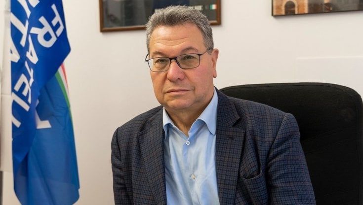 "La madre deve accudire, il padre dà le regole": nuova bufera su Carlo Ciccioli, capogruppo Fdi nelle Marche