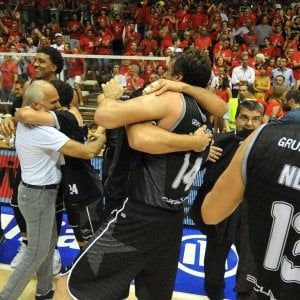 Basket, A2: la Virtus Bologna passa anche a Trieste e festeggia il ritorno in serie A