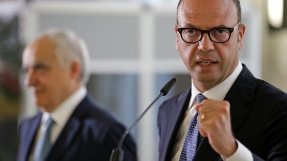 Migranti, Alfano: "No al derby tra rigore e umanità"