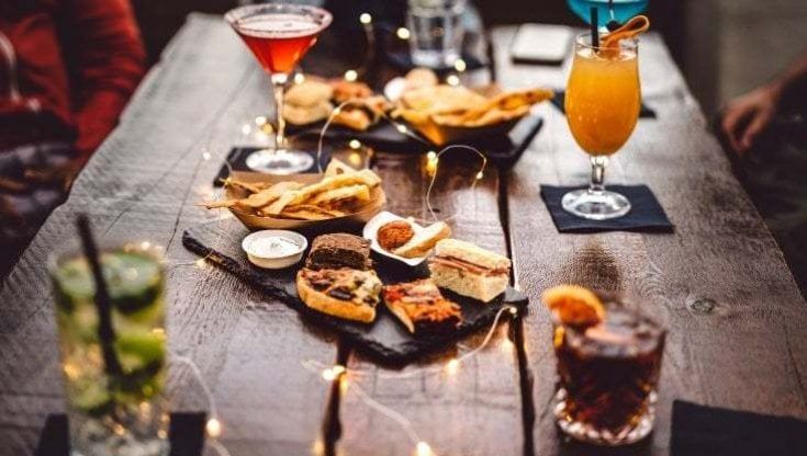 La dolce vita degli aperitivi, guida ai cocktail bar di Bologna