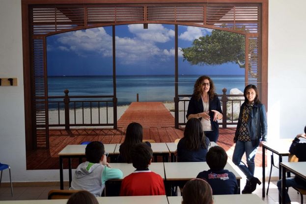 Bari, il cielo in una stanza: le aule decorate dai genitori
