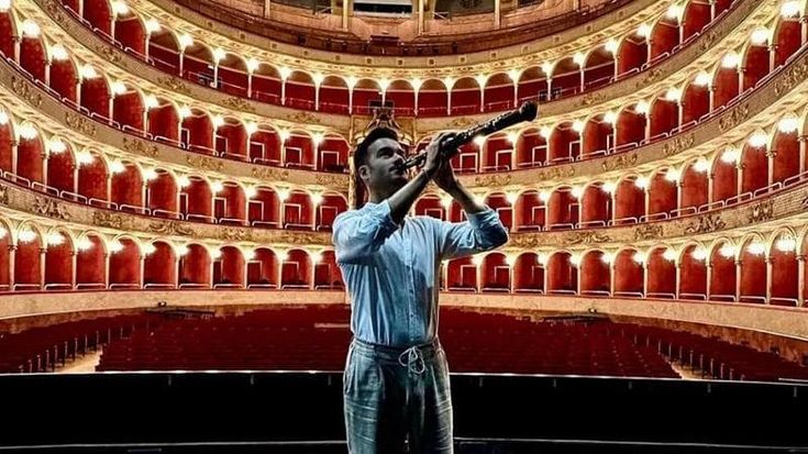 Gli rubano l’oboe sul treno a Firenze, l’appello del musicista: “Aiutatemi, è la mia voce”