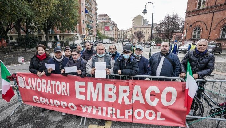 Ex Embraco, la firma degli operai in lacrime: zero rivalse su Whirpool in cambio di cinquemila euro