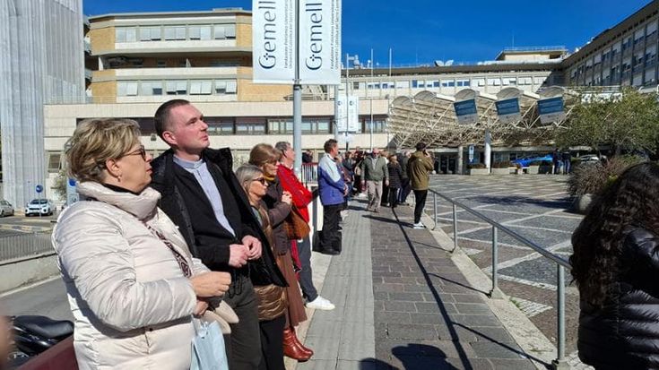 Papa al Gemelli, condizioni stazionarie. “Vorrei essere con voi, ma ho ancora bisogno di cure”