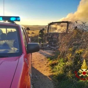 Protesta del latte: uomini mascherati e armati assaltano autocisterna e le danno fuoco nel Sassarese