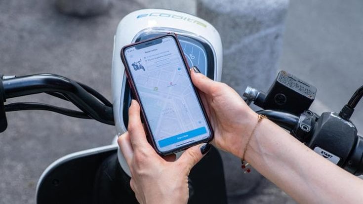 Milano, sfida legale sulle multe agli scooter in sharing: “571 verbali non pagati da Ecooltra”