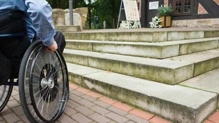 Maltratta il compagno disabile,lui si vendica con le foto hot