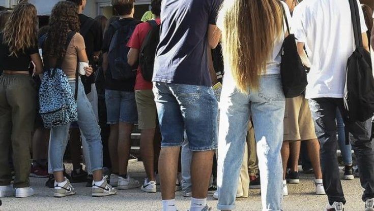 Chivasso, bulli fanno esplodere petardo nel cappuccio del compagno che rimane ustionato
