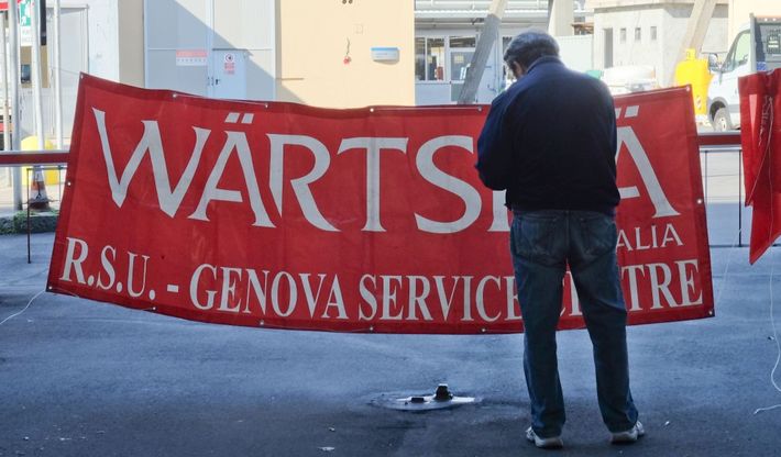 Genova, i&nbsp; lavoratori Wartsila<br />bloccano il varco portuale