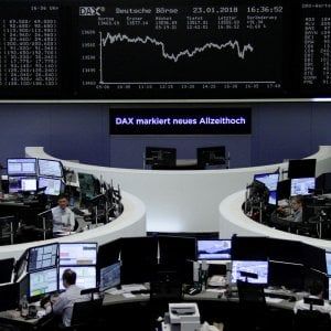 Borse incerte dopo la corsa di inizio anno. Euro forte sul dollaro