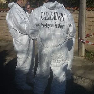 Anguillara, prepara ordigno in casa e perde una mano: arrestato