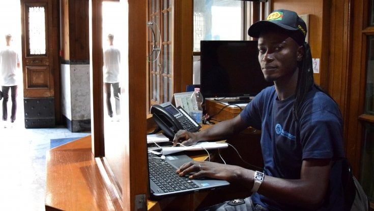 Maturità, la storia di Alex: "Il mio esame di stato a Bari dopo la fuga dal Ghana e il carcere. Il mio sogno? Diventare imprenditore"